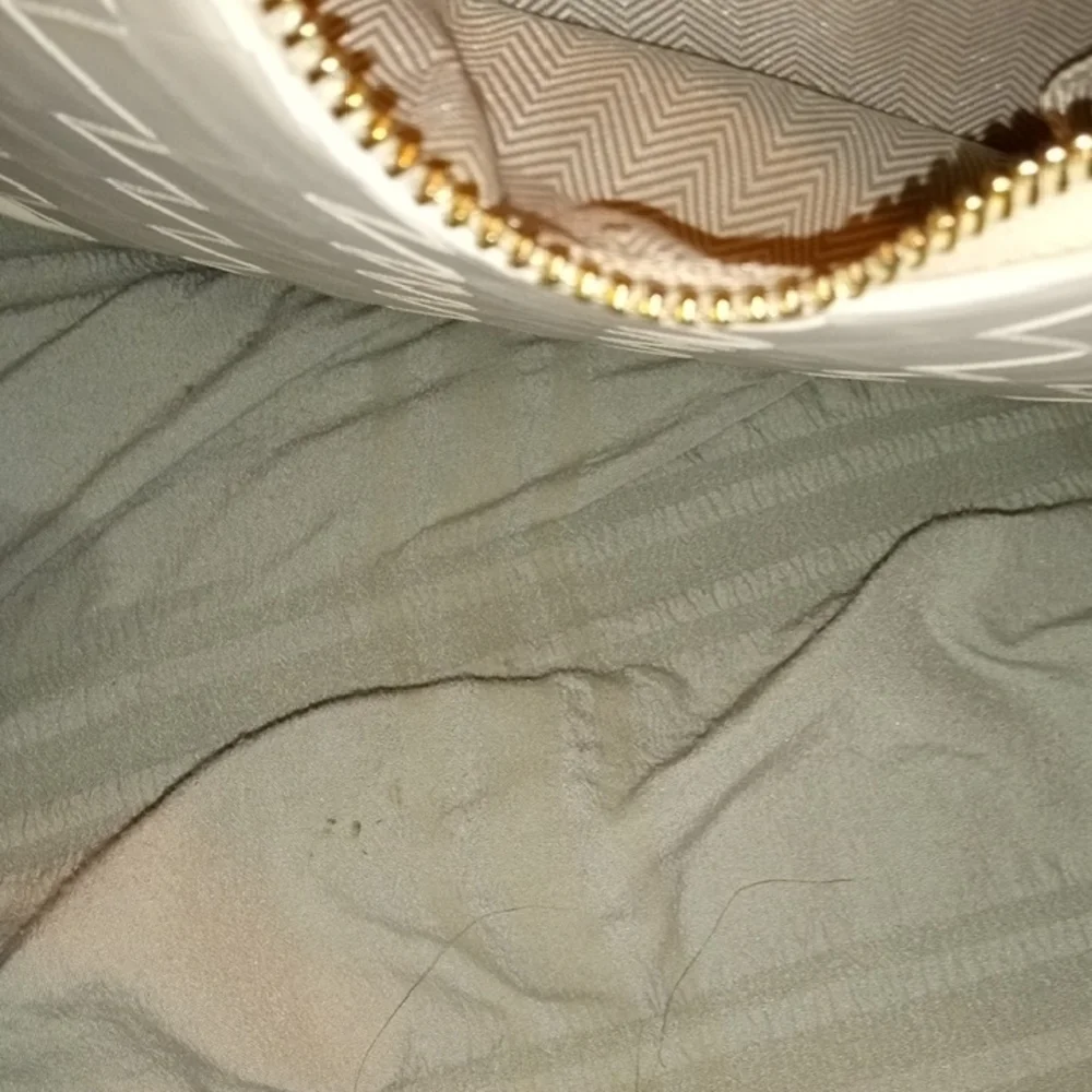 Source Unknown Quilted Cream Shoulder Bag with Gold Hardware - Picture 4 of 5